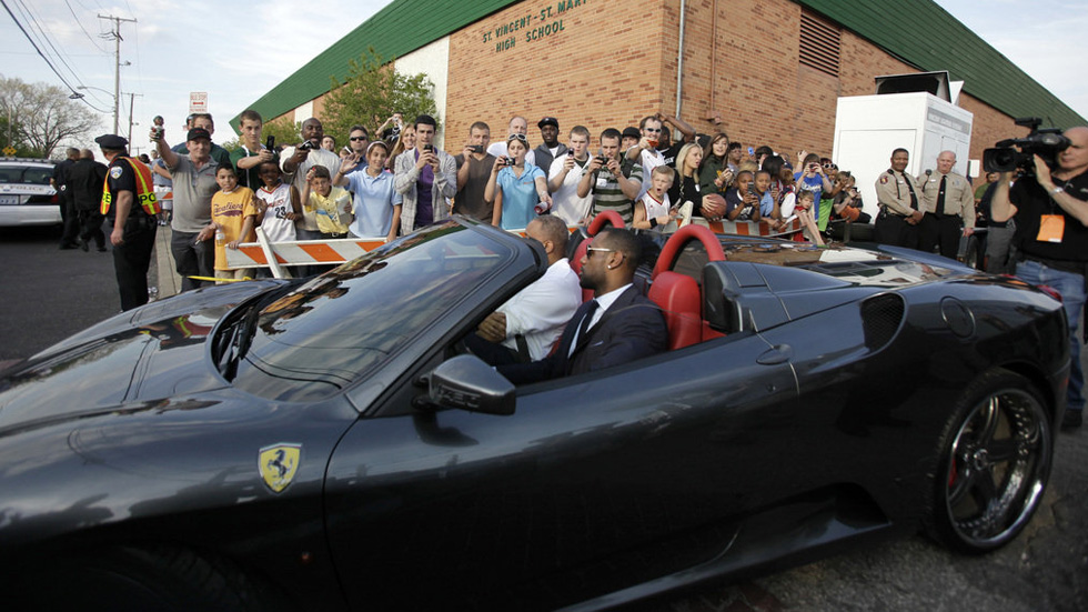 LeBron James y su harem de coches de lujo LeBron James y su harem de coches de lujo