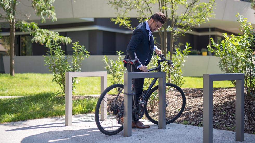 bicicletta con le mani