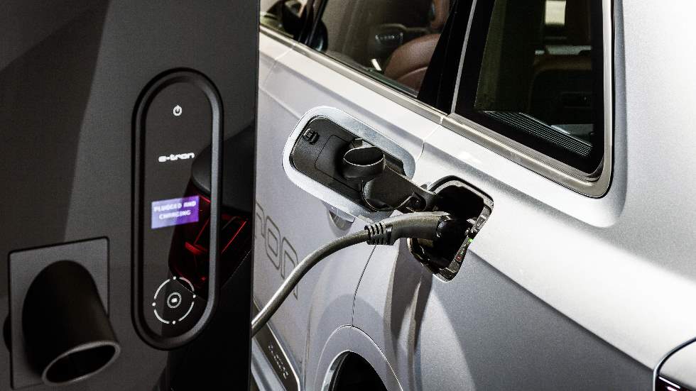 Carga tu coche eléctrico mientras te tomas un café: te contamos cómo