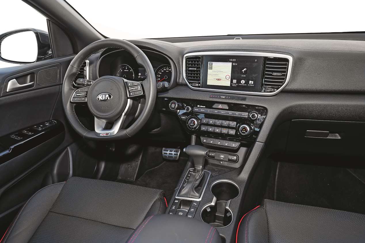 Comparativa: Kia Sportage 2.0 Mild Hybrid vs Volvo XC40 D4 | Autopista.es