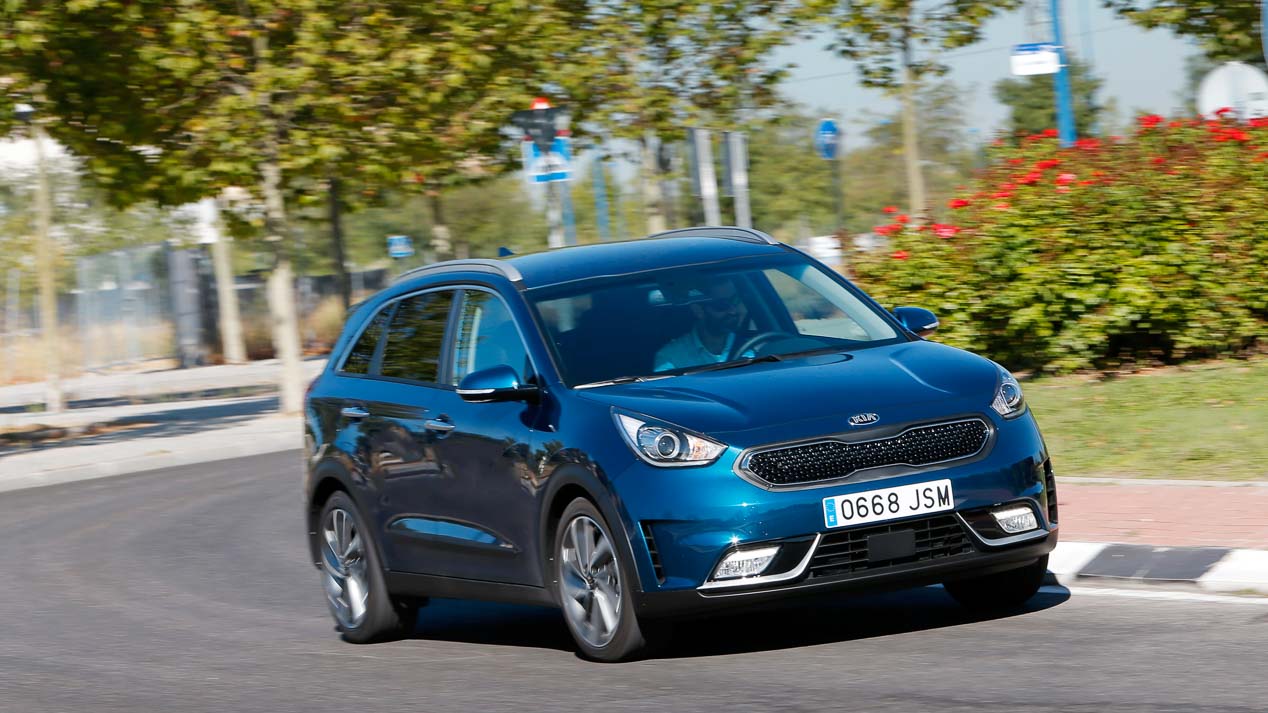 Comparativa: Toyota C-HR Hybrid vs Kia Niro HEV | Autopista.es