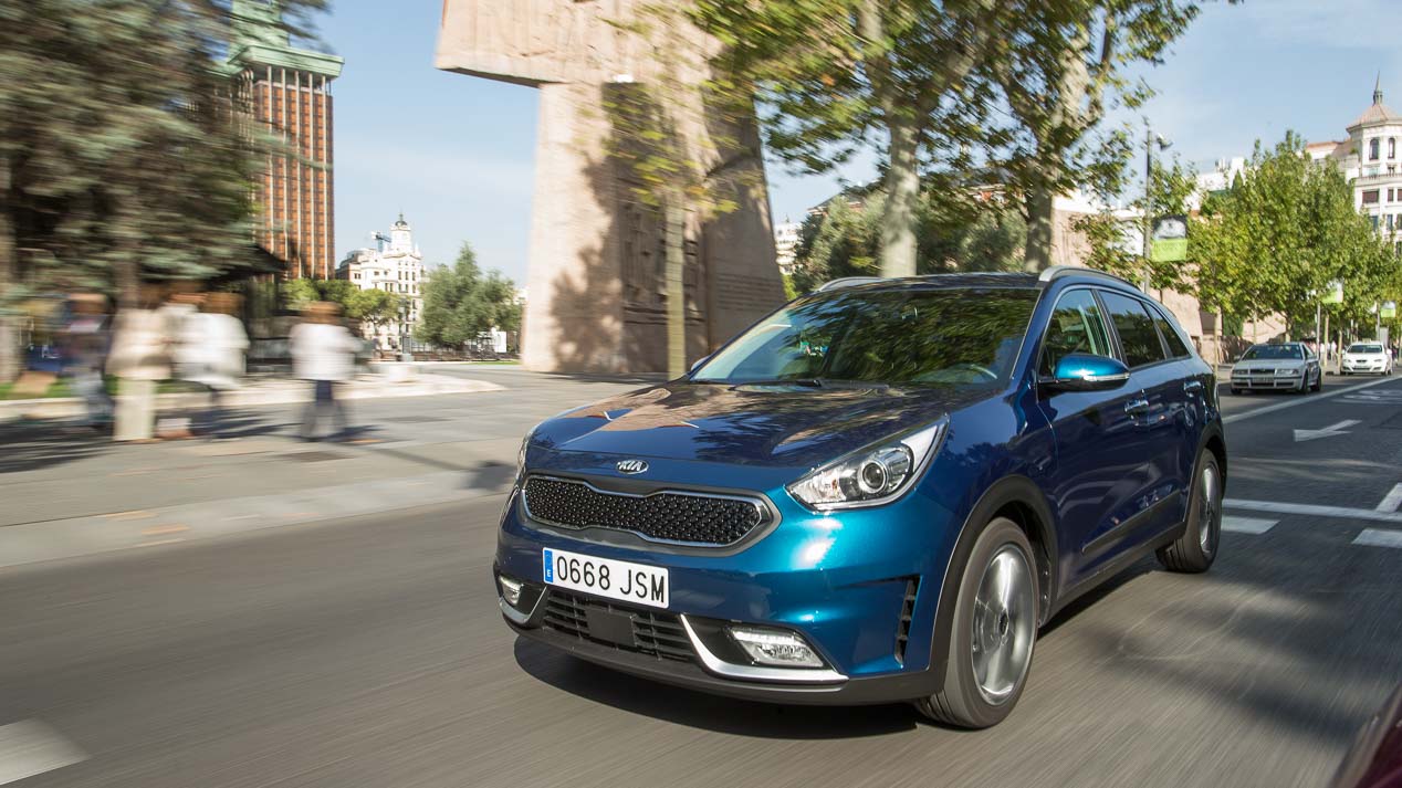 Comparativa: Toyota C-HR Hybrid vs Kia Niro HEV | Autopista.es
