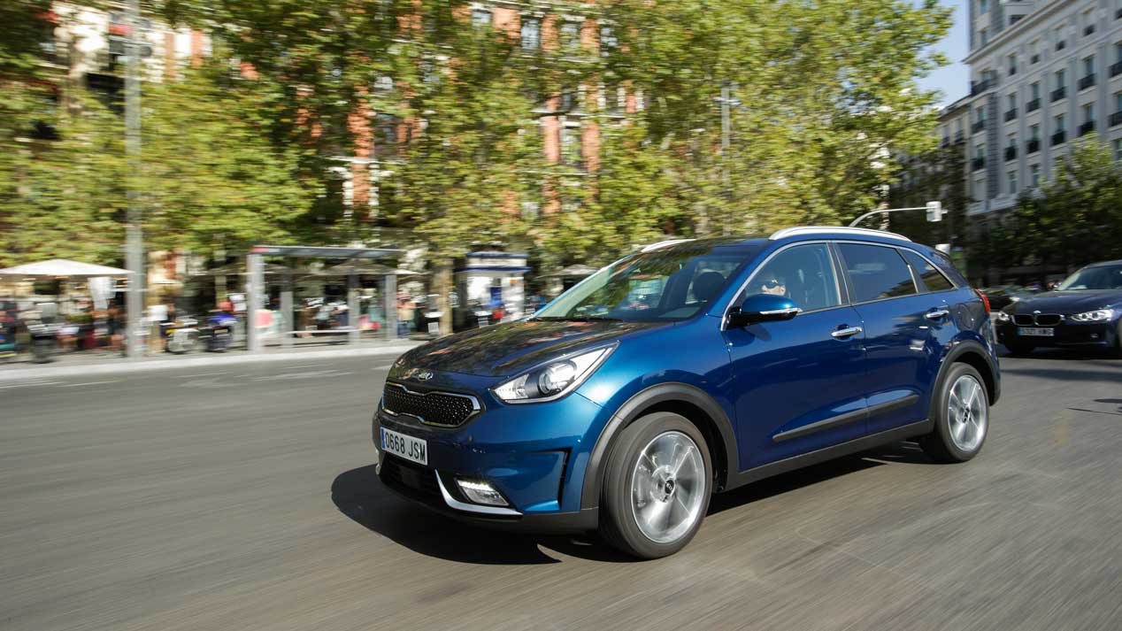 Comparativa: Toyota C-HR Hybrid vs Kia Niro HEV | Autopista.es