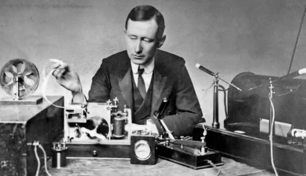 Mrconi usó para su primera transmisión tecnología de diecisiete patentes de Tesla. Mrconi usó para su primera transmisión tecnología de diecisiete patentes de Tesla.