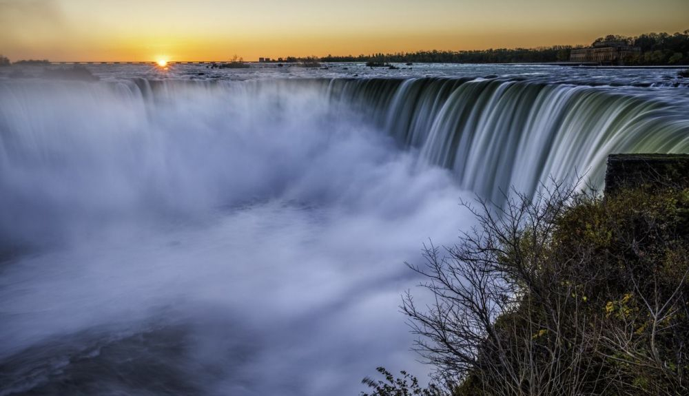 Nueve de las doce patentes usadas para construir una de las primeras centrales hidroeléctricas del mundo, en las Cataratas del Niágara, pertenecían a Nikola Tesla. Nueve de las doce patentes usadas para construir una de las primeras centrales hidroeléctricas del mundo, en las Cataratas del Niágara, pertenecían a Nikola Tesla.