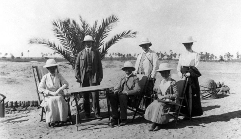 Ludwig Borchardt, sentado, en las excavaciones de Amarna. Ludwig Borchardt, sentado, en las excavaciones de Amarna.