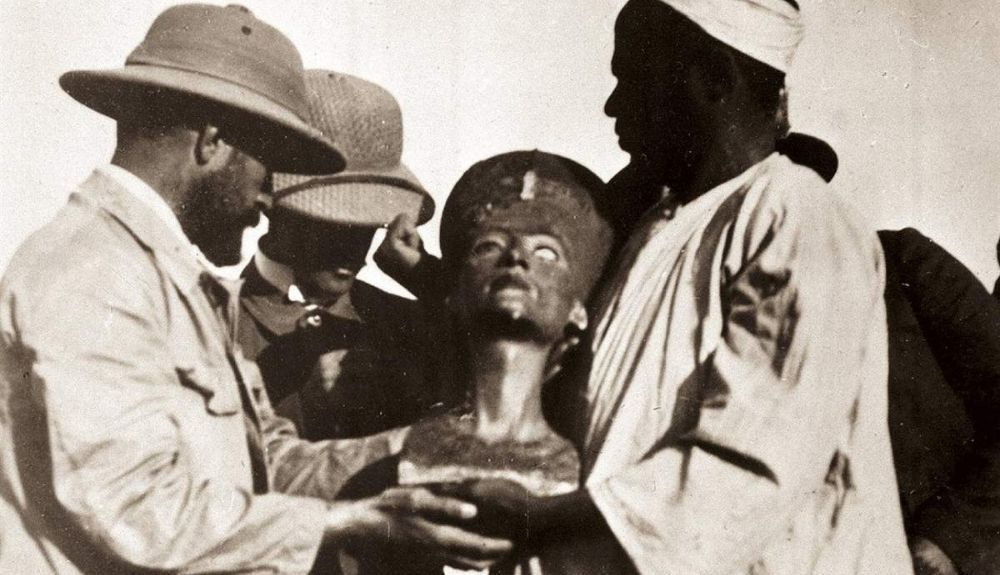 Un momento del descubrimiento del busto de Nefertiti. Un momento del descubrimiento del busto de Nefertiti.