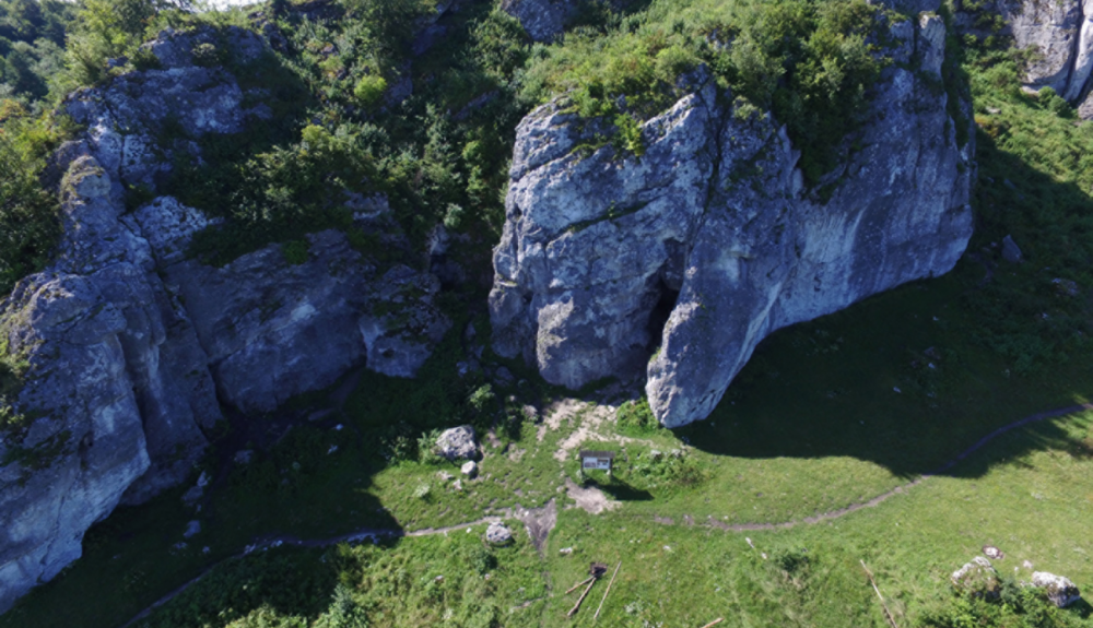 Vista aérea de la cueva de Stajnia en Polonia. Vista aérea de la cueva de Stajnia en Polonia.