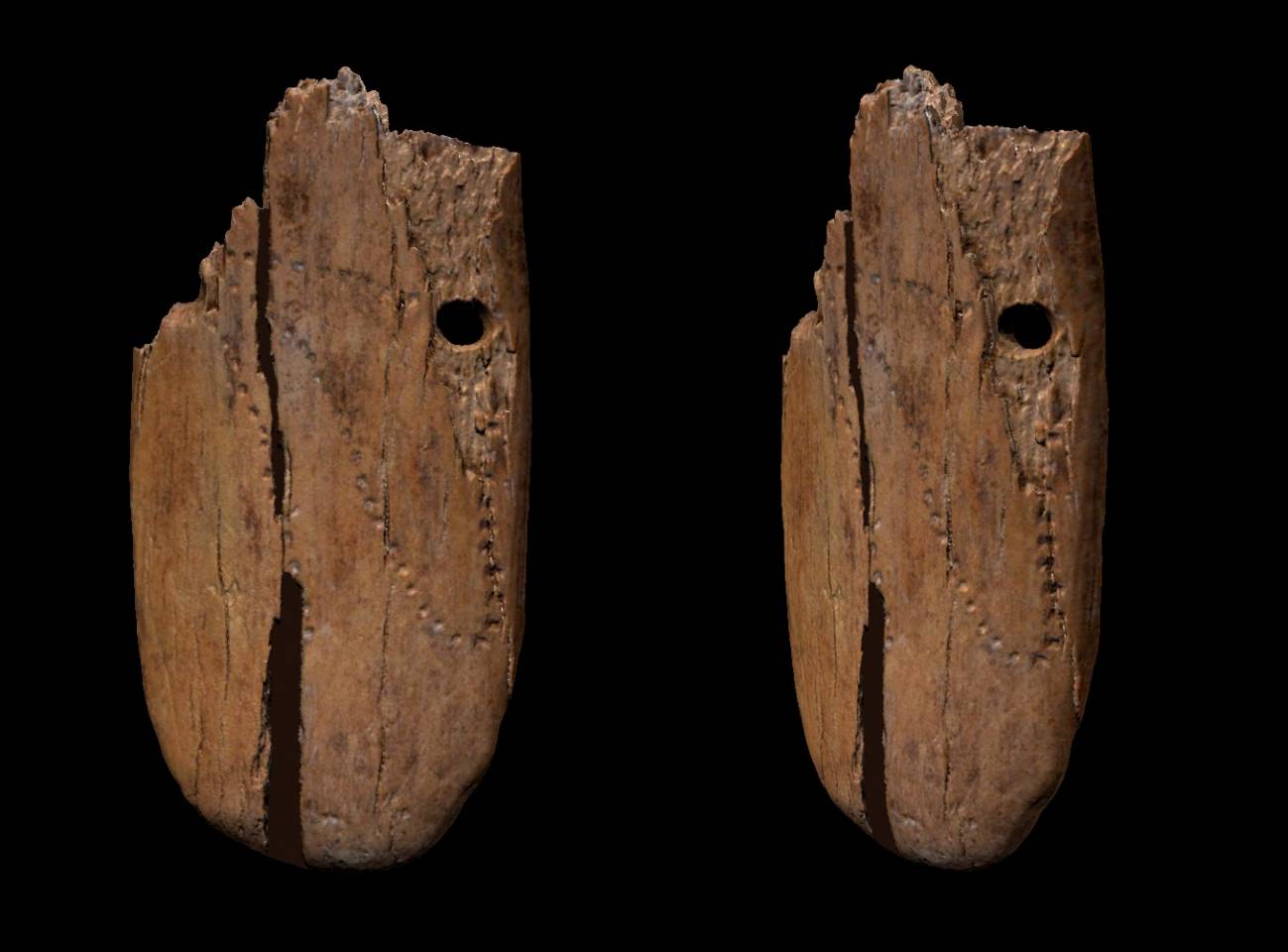 Vistas dorsal y frontal del colgante de mamut hallado en la cueva de Polonia.