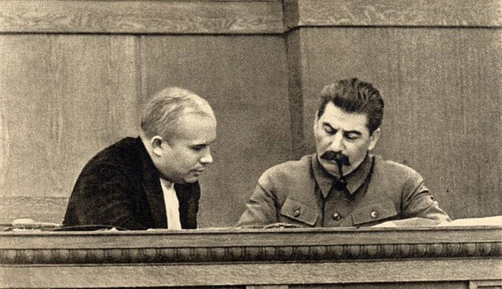 El dictador, junto a Nikita Sergeyevich Khrushchev, quien le sucedió como secretario del Partido Comunista de la Unión Soviética y presidente del Consejo de Ministros.