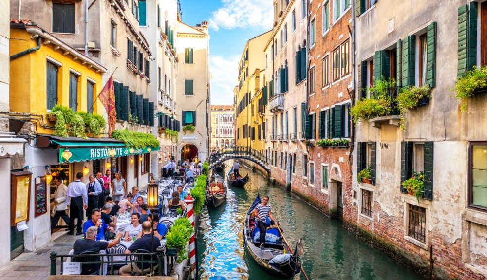 Canal veneciano con calle llena de turistas. Canal veneciano con calle llena de turistas.