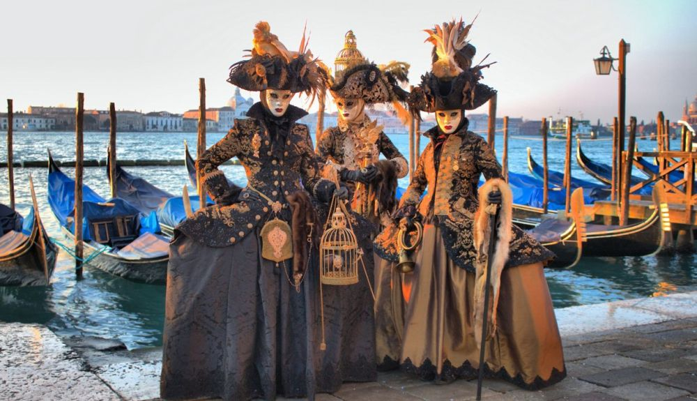 Tres personas disfrazadas venecianas asisten al Carnaval de Venecia Tres personas disfrazadas venecianas asisten al Carnaval de Venecia