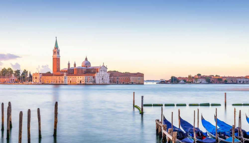 Góndolas con San Giorgio Maggiore al amanecer. Góndolas con San Giorgio Maggiore al amanecer.