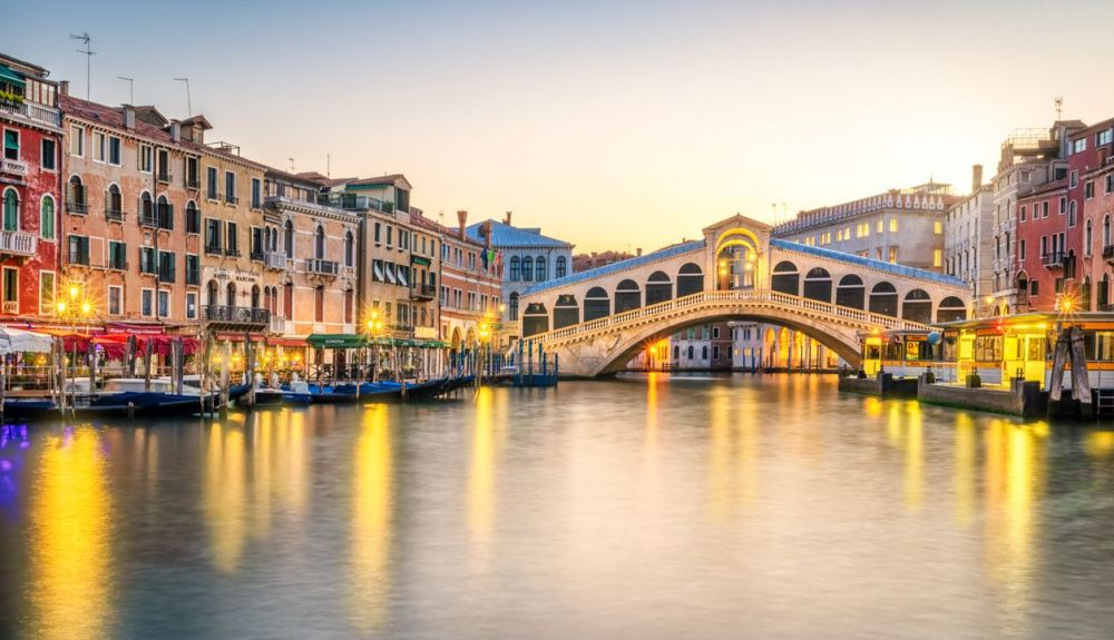 El Puente de Rialto en el Gran Canal. El Puente de Rialto en el Gran Canal.