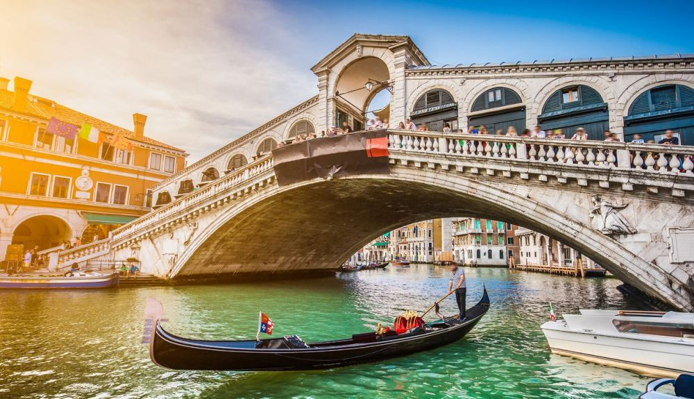 El puente de Rialto es un icono arquitectónico de Venecia. El puente de Rialto es un icono arquitectónico de Venecia.