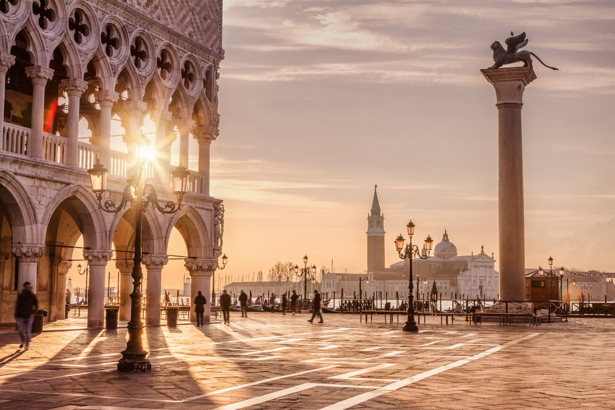 Venecia es una ciudad en el noreste de Italia y la capital de la región de Veneto. Está situado en un grupo de 118 pequeñas islas separadas por canales.