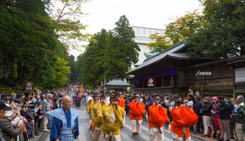 Desfile histórico de guerreros samuráis en el Santuario Nikko Toshogu.