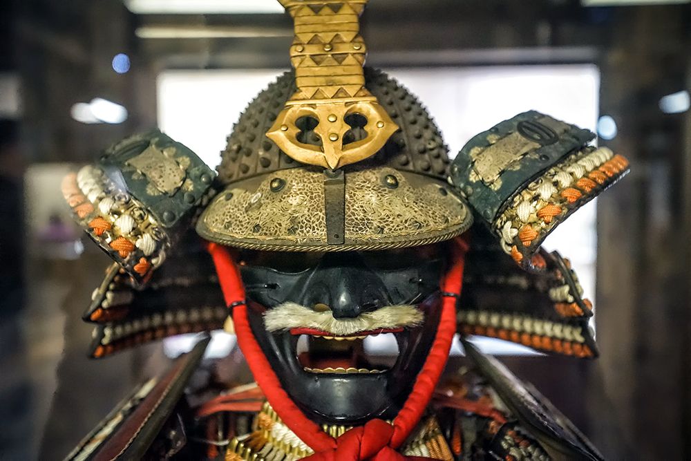 Casco de guerra tradicional de samuráis. Museo del castillo de Matsue en Matsue, prefectura de Shimane, Japón.