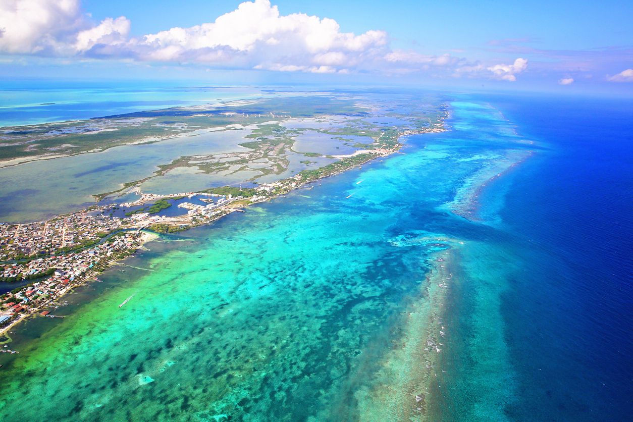 Vista aérea de la barrera de coral, en Belice, Centroamérica.