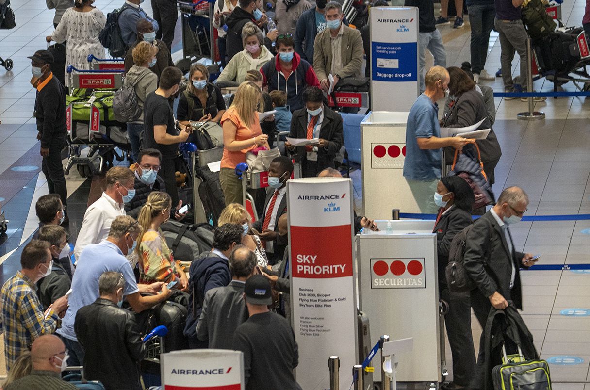 Muchos países han suspendido los viajes aéreos con el sur de África, para frenar la propagación de la variante Omicron.