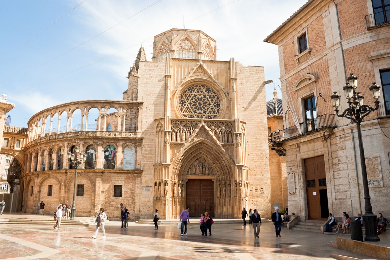 Plaza de la Virgen, con la Puerta de los Apóstoles, de la catedral de Valencia.