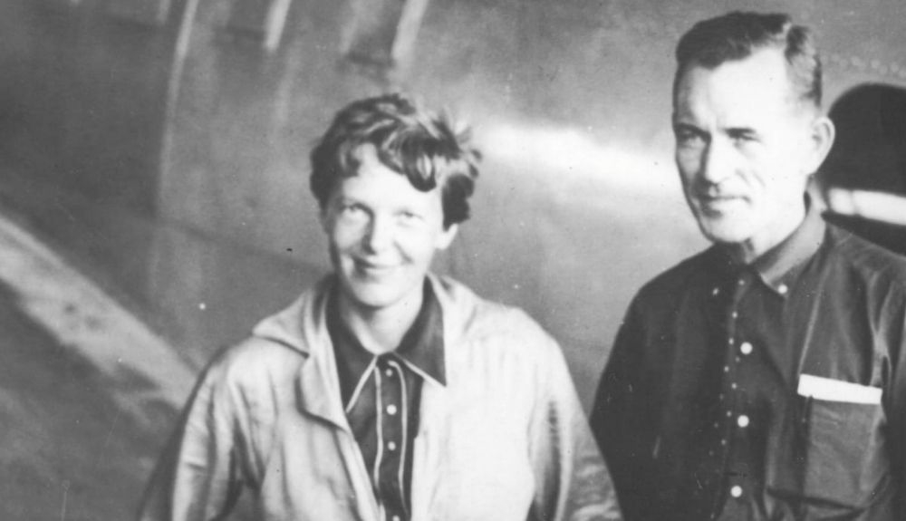 Una teoría defiende que Earhart y Noonon, después de no poder encontrar la isla Howland, aterrizaron el Lockheed Electra en Nikumaroro, una pequeña isla de coral. Una teoría defiende que Earhart y Noonon, después de no poder encontrar la isla Howland, aterrizaron el Lockheed Electra en Nikumaroro, una pequeña isla de coral.