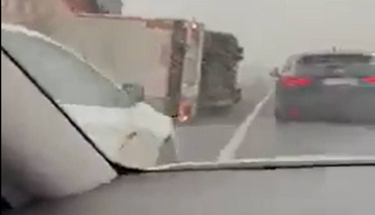 El fuerte viento tumba literalmente un camión (Imagen: SocialDrive)