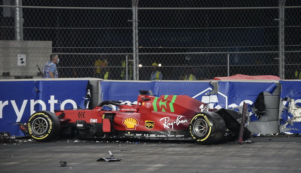 Charles Leclerc sufrió un espectacular accidente al finalizar la FP2. Destrozó su Ferrari con las protecciones
