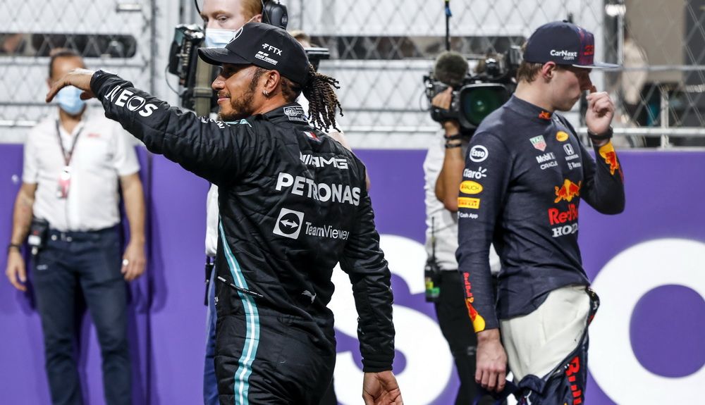 Verstappen y Hamilton ayer tras la pole conseguida por el británico. Se juegan el mundial