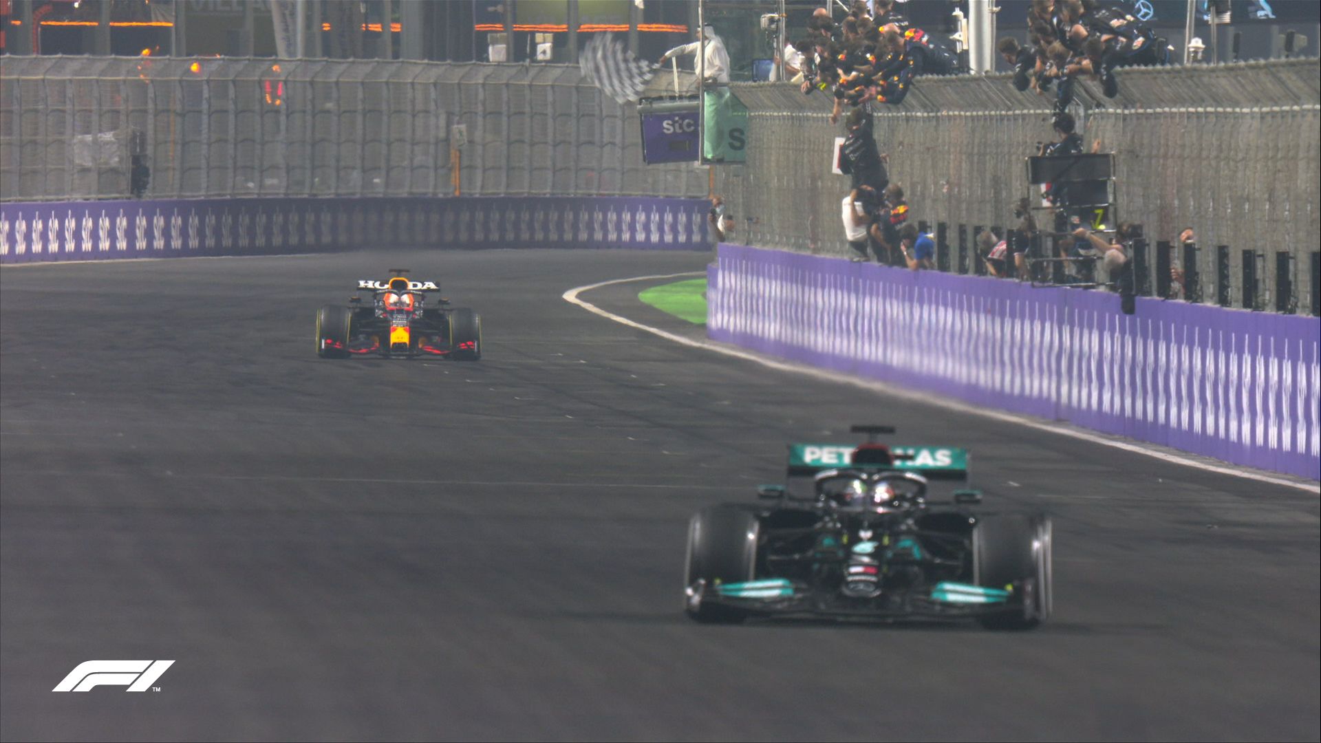 Lewis Hamilton cruzó la meta primero por delante de Max Verstappen