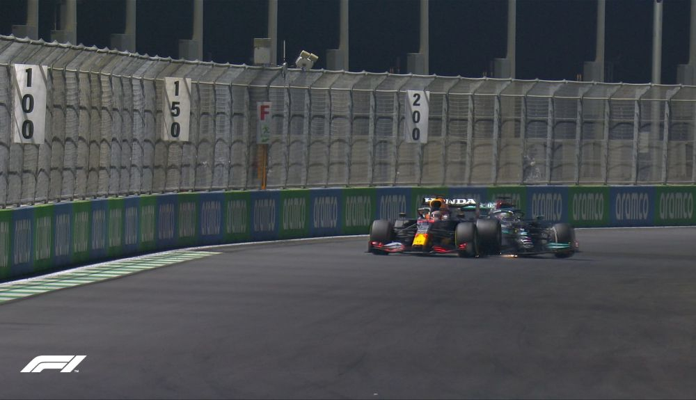 4 Max Verstappen y Lewis Hamilton se tocaron 4 Max Verstappen y Lewis Hamilton se tocaron