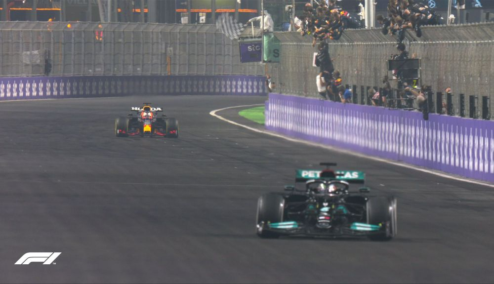 5 Lewis Hamilton cruzó la meta primero por delante de Max Verstappen 5 Lewis Hamilton cruzó la meta primero por delante de Max Verstappen