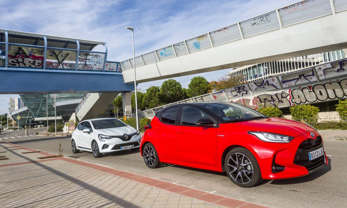 Renault Clio ETech vs Toyota Yaris Hybrid