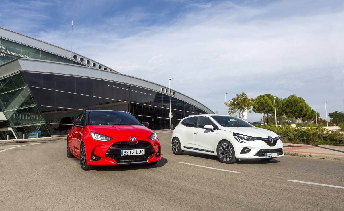 Renault Clio ETech vs Toyota Yaris Hybrid