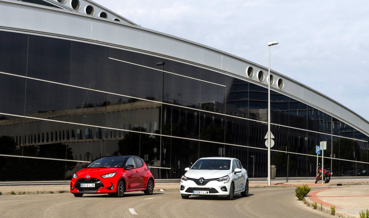 Renault Clio ETech vs Toyota Yaris Hybrid