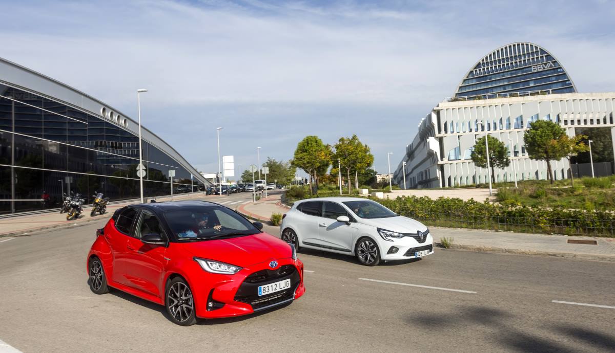Renault Clio ETech vs Toyota Yaris Hybrid