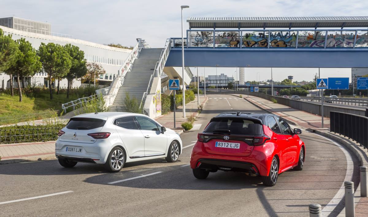 Renault Clio ETech vs Toyota Yaris Hybrid