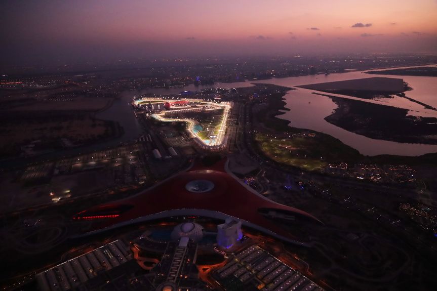 Imagen aérea del Ferrari World Abu Dabi y del circuito de Yas Marina
