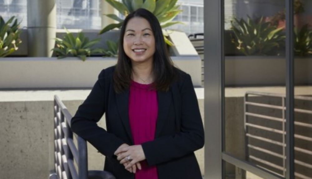 La farmacéutica clínica Hai Tran, directora asociada de Farmacia en Cedars Sinai, habla sobre la vacuna contra la gripe.