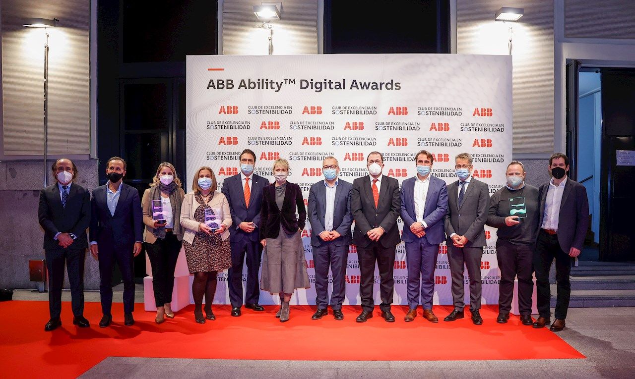 En la imagen, los ganadores , junto a las autoridades que asistieron a la entrega de los ABB Ability Digital Awards.