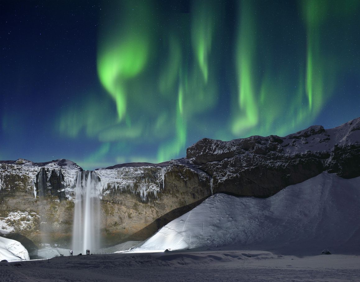 La famosa cascada de Skogafossen islandia  y la aurora boreal.