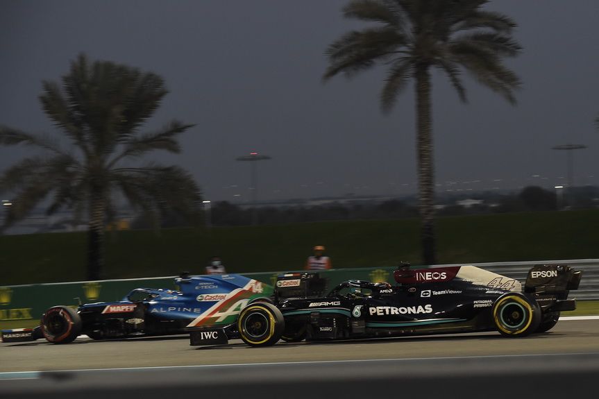 Alonso en pista durante la calificación junto a Hamilton