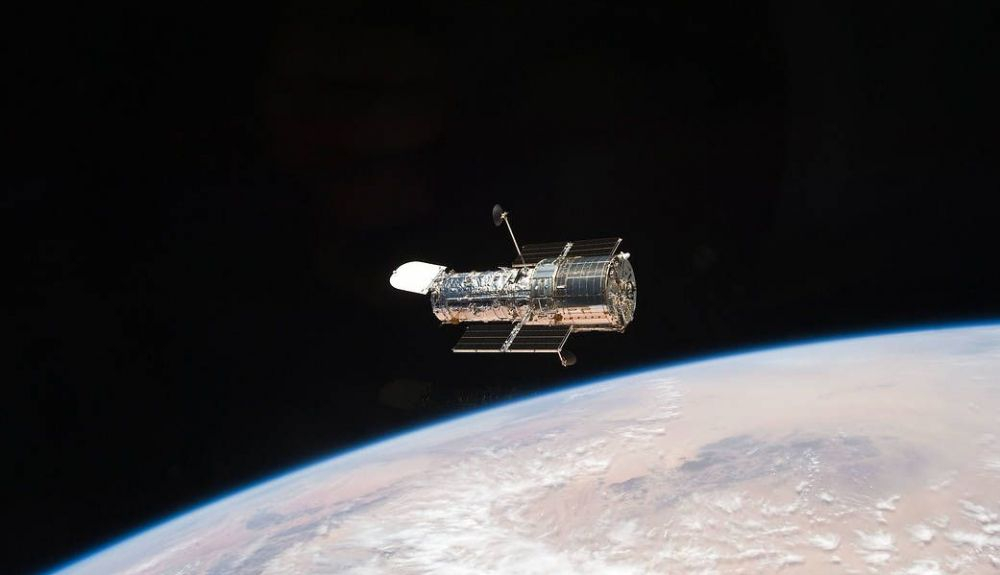 El telescopio Hubble se lanzó en abril de 1990. El telescopio Hubble se lanzó en abril de 1990.