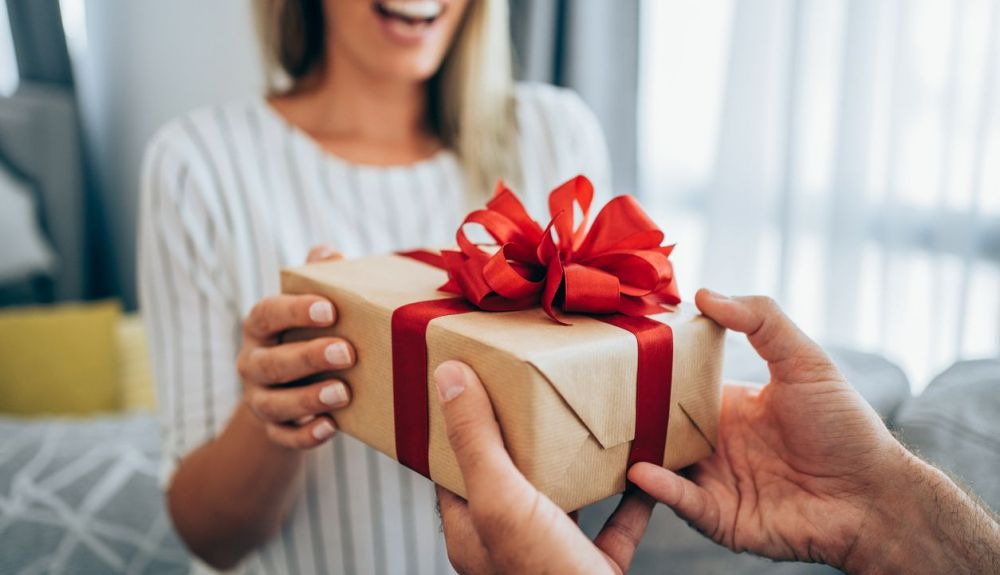 Cuando se da un regalo estamos en alerta y observamos si hay alguna pista que pueda indicar si la persona destinataria está satisfecha o no. Cuando se da un regalo estamos en alerta y observamos si hay alguna pista que pueda indicar si la persona destinataria está satisfecha o no.