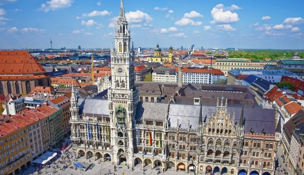 En la Marienplatz, la plaza principal de Múnich, se encuentra el Altes Rathaus. En la Marienplatz, la plaza principal de Múnich, se encuentra el Altes Rathaus.