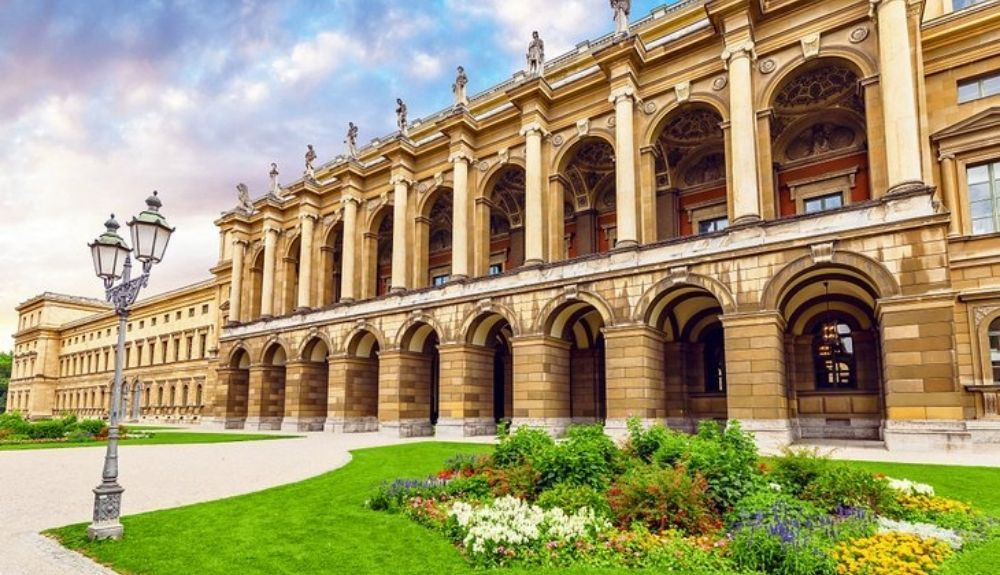 La Munich Residenz es uno de los palacios más espectaculares de Europa. La Munich Residenz es uno de los palacios más espectaculares de Europa.