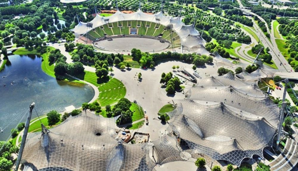 El Parque Olímpico de Múnich cubre un área de unos 2,7 millones de metros cuadrados en Oberwiesenfeld. El Parque Olímpico de Múnich cubre un área de unos 2,7 millones de metros cuadrados en Oberwiesenfeld.