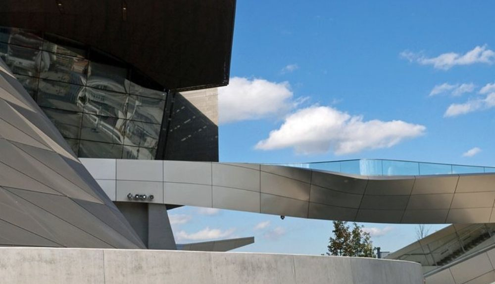 Un edificio contemporáneo redondo con una carcasa de metal alberga el Museo BMW. Un edificio contemporáneo redondo con una carcasa de metal alberga el Museo BMW.