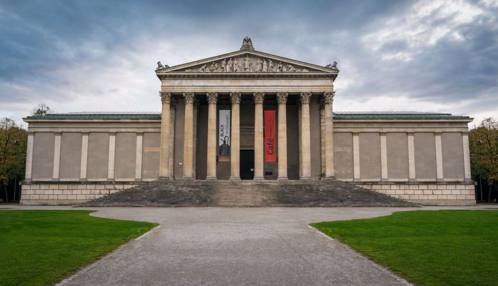 Uno de los museos destacados de este lugar es la Colección Estatal de Antigüedades. Uno de los museos destacados de este lugar es la Colección Estatal de Antigüedades.