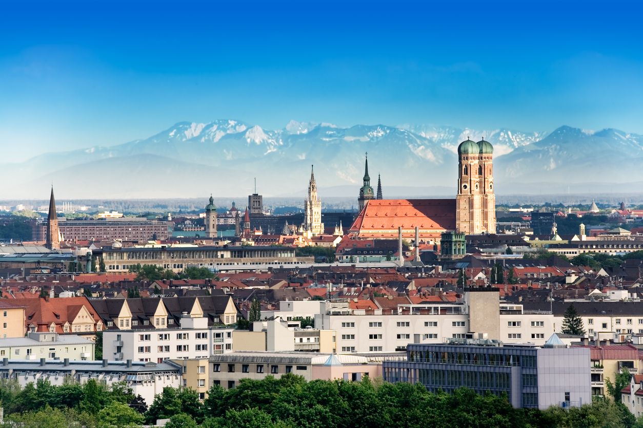 Vista de Múnich, capital de Baviera, con los Alpes visibles al fondo.